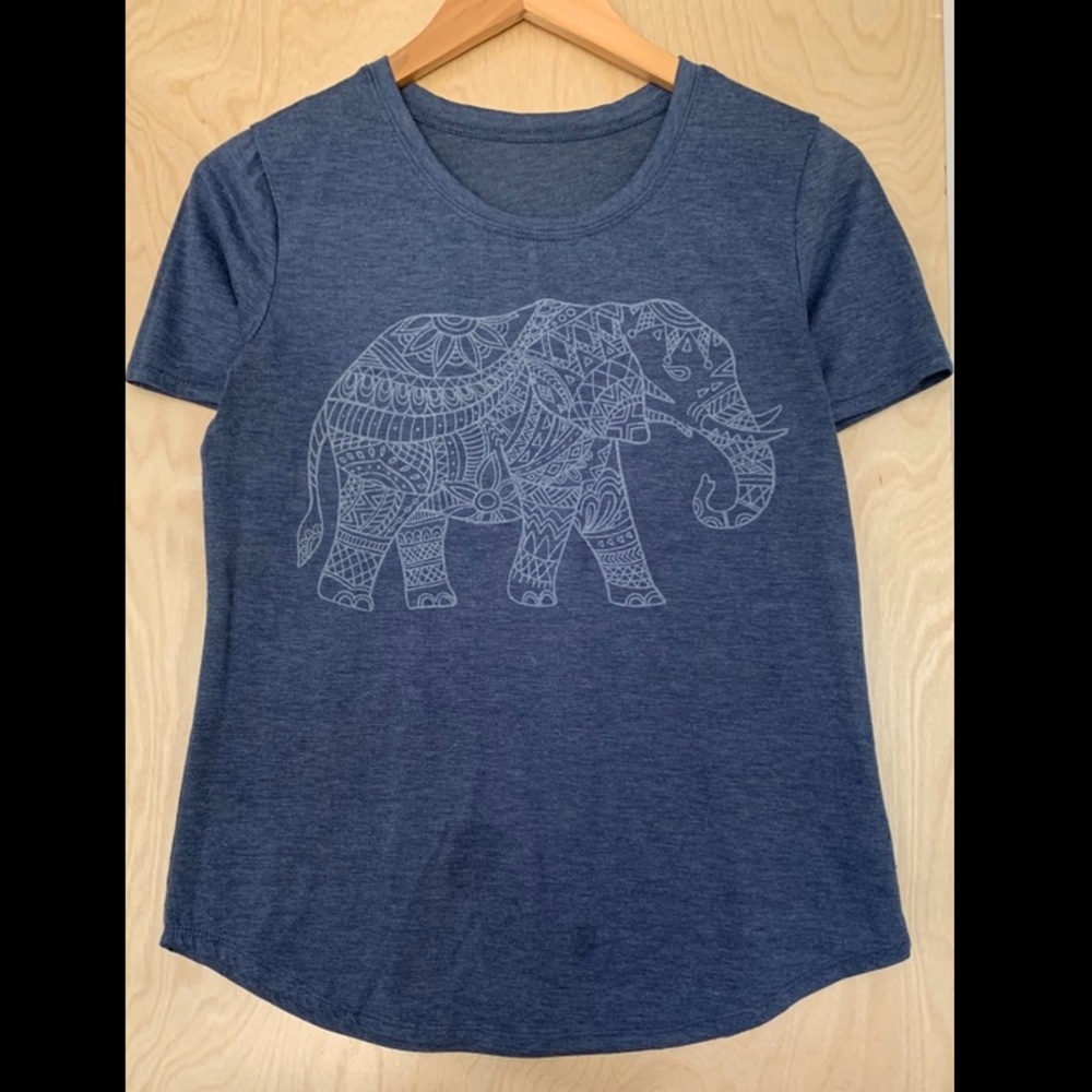 3/$15 Blue elephant t shirt sz L